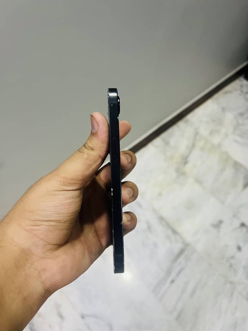 Apple iPhone 16e 1