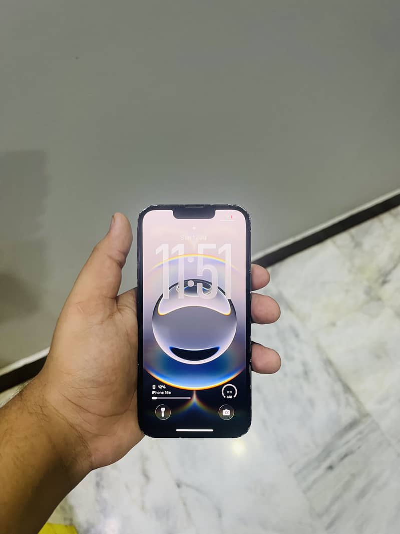 Apple iPhone 16e 4