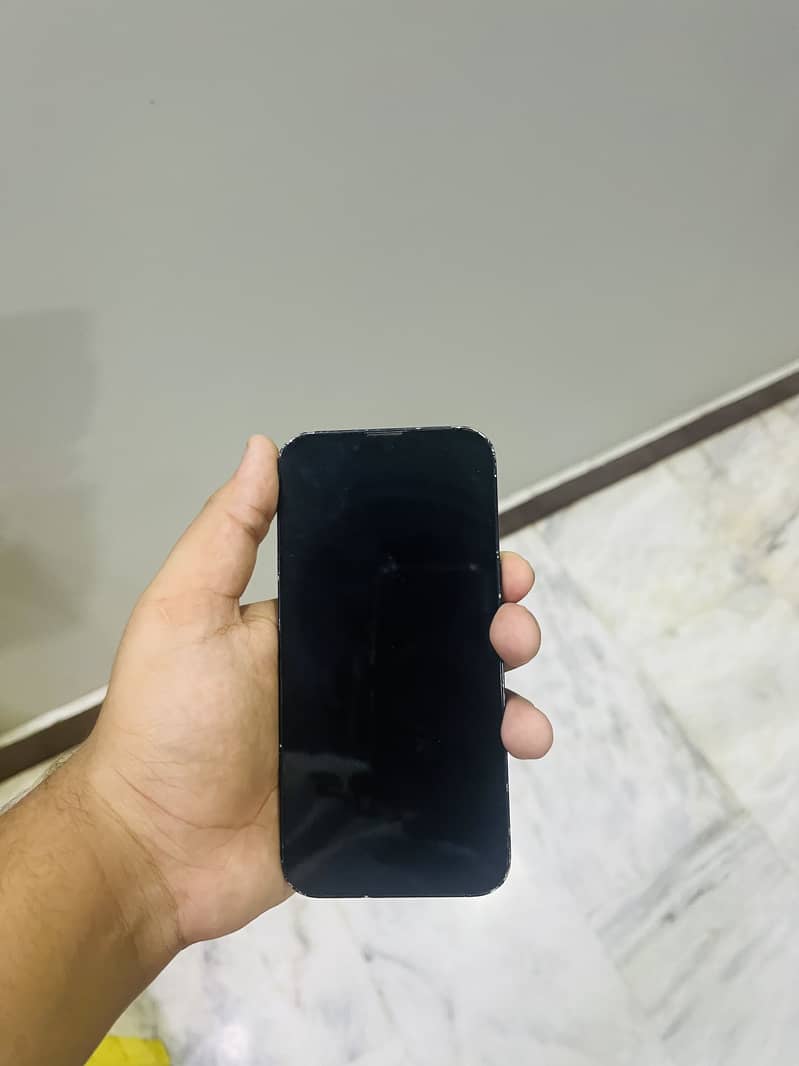 Apple iPhone 16e 5
