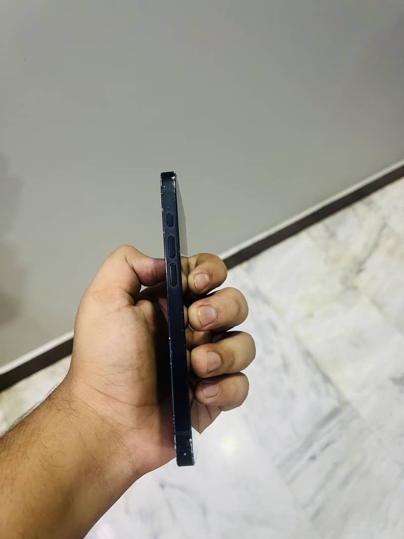 Apple iPhone 16e 6