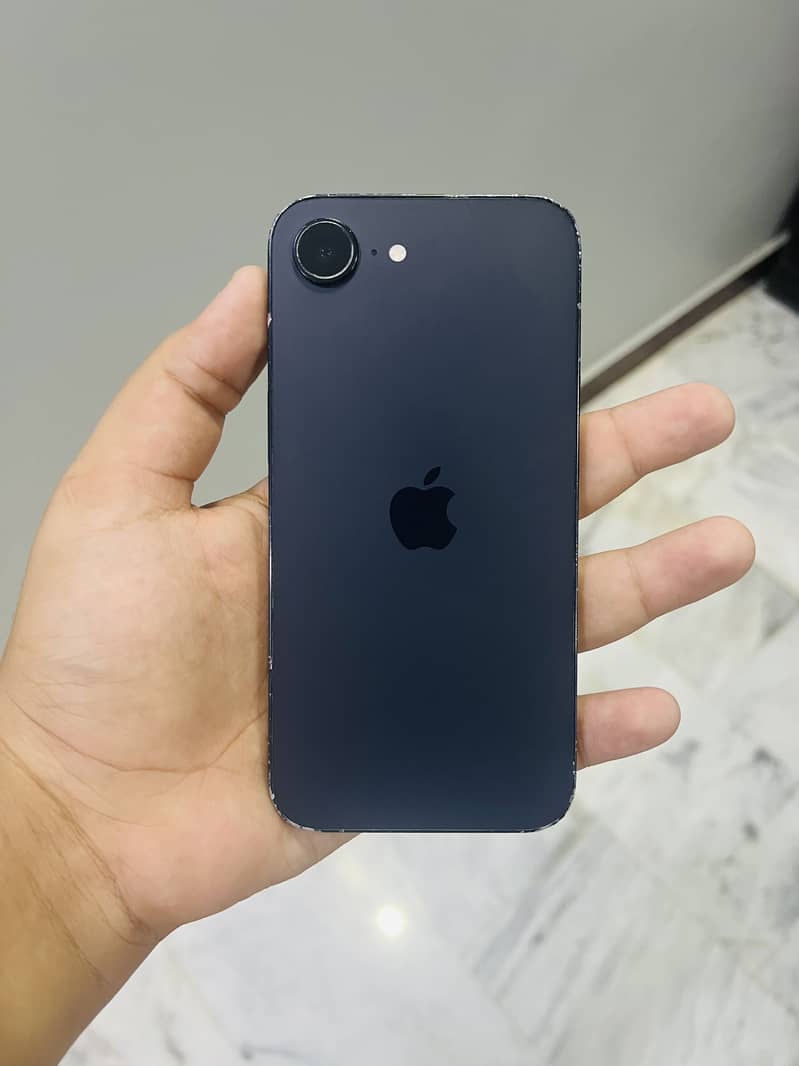 Apple iPhone 16e 7