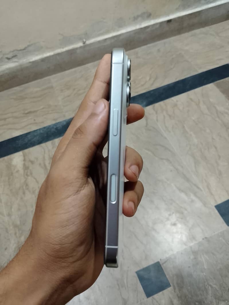 Apple iPhone 16 Pro 2