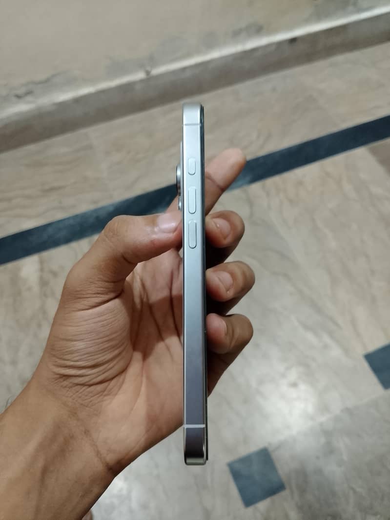 Apple iPhone 16 Pro 3