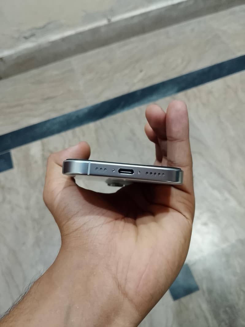 Apple iPhone 16 Pro 4