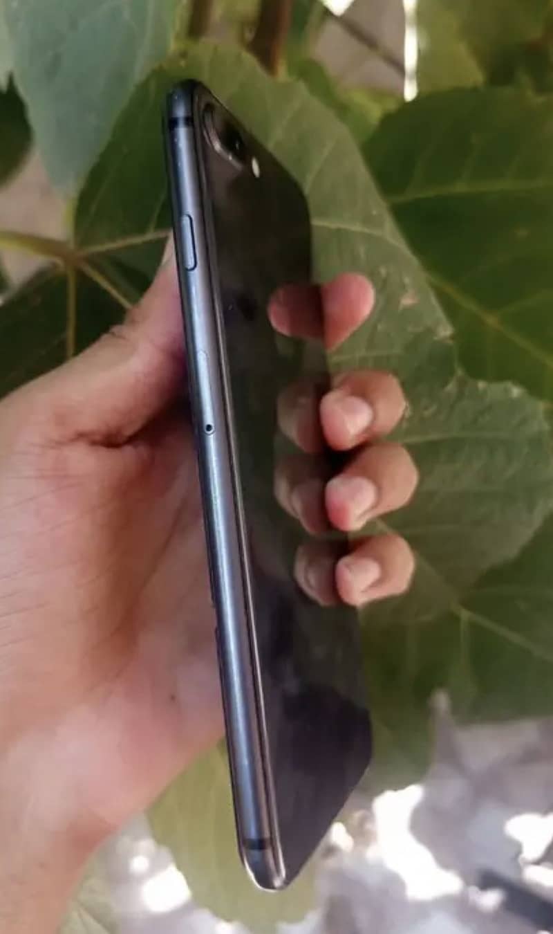 Apple iPhone 8 Plus 1