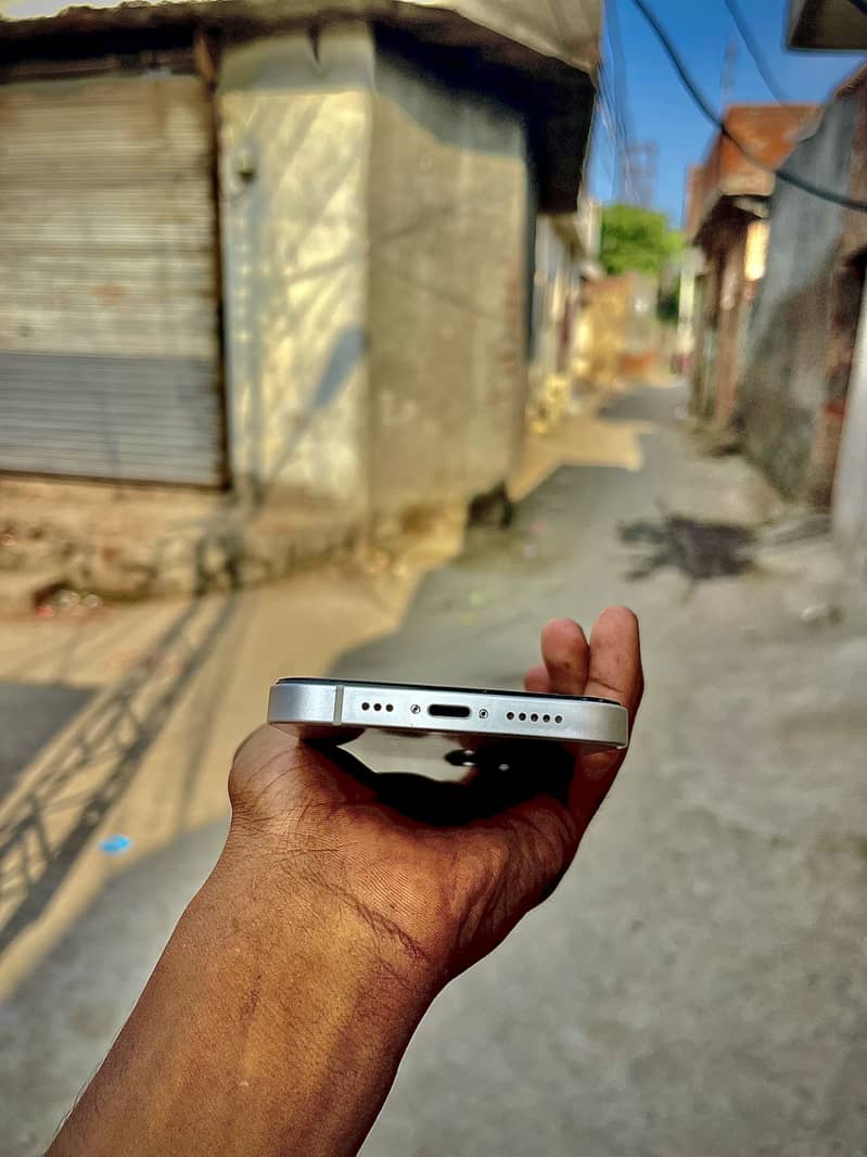 Apple iPhone 13 3
