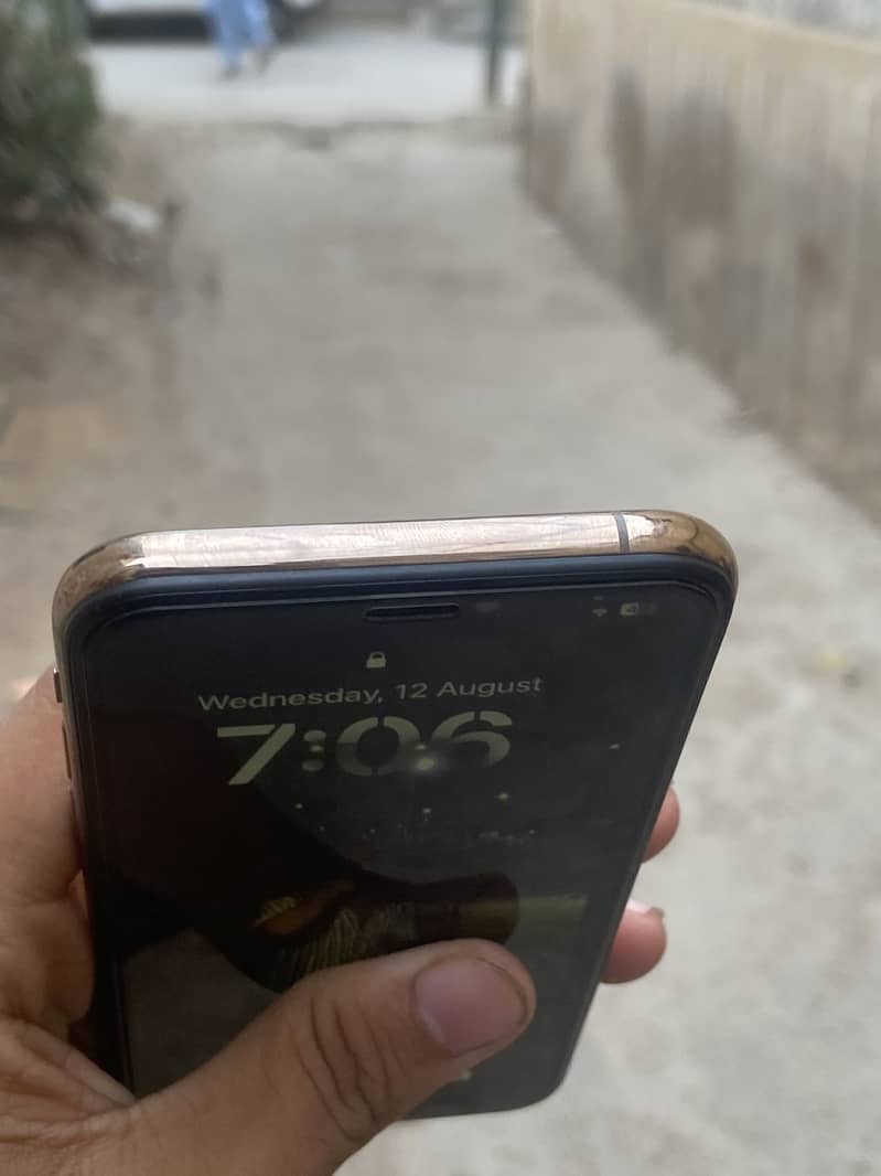 Apple iPhone XS 4