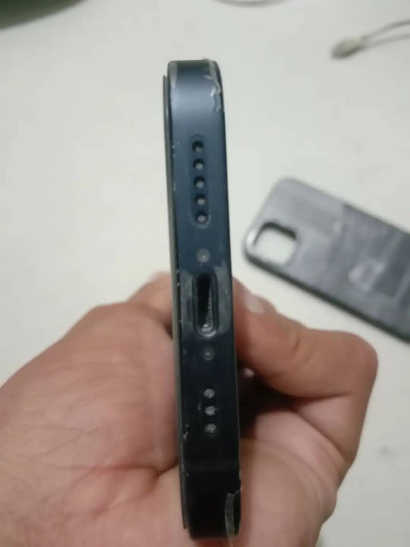 Apple iPhone 12 4