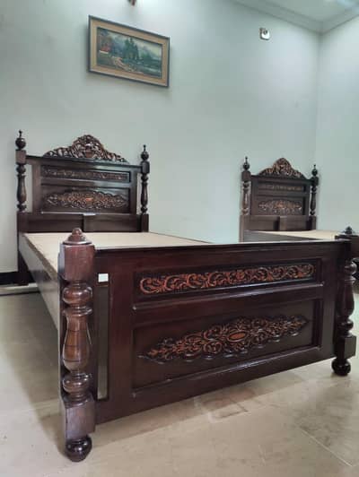 Sheesham/Taali ki lakri main bana huay 2 single chinioti design k beds