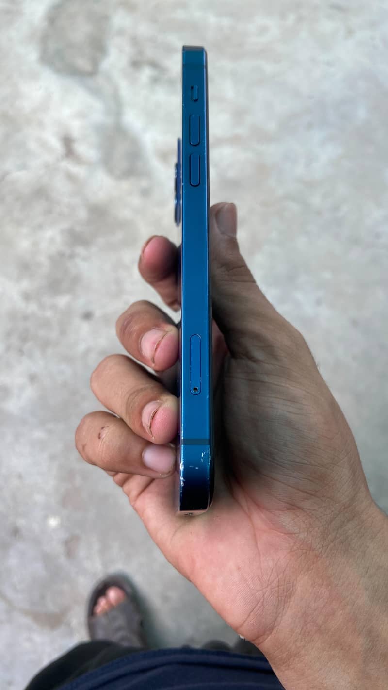 Apple iPhone 12 4