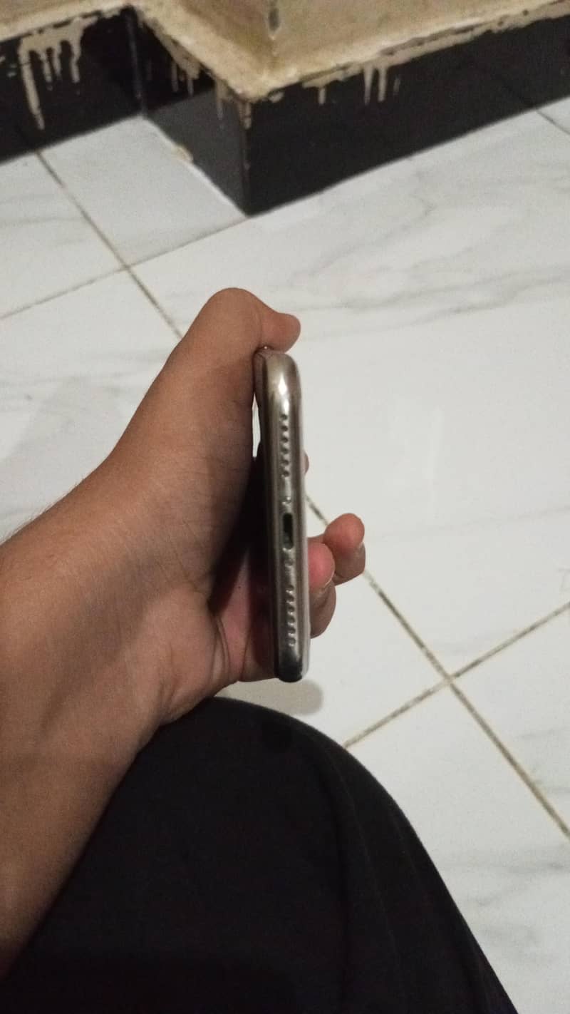Apple iPhone X 4