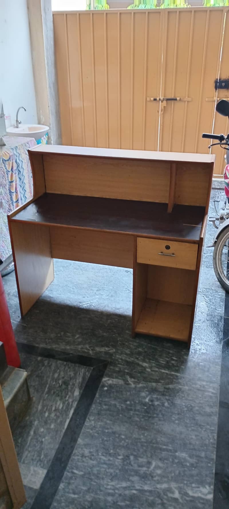 A solid study table 0