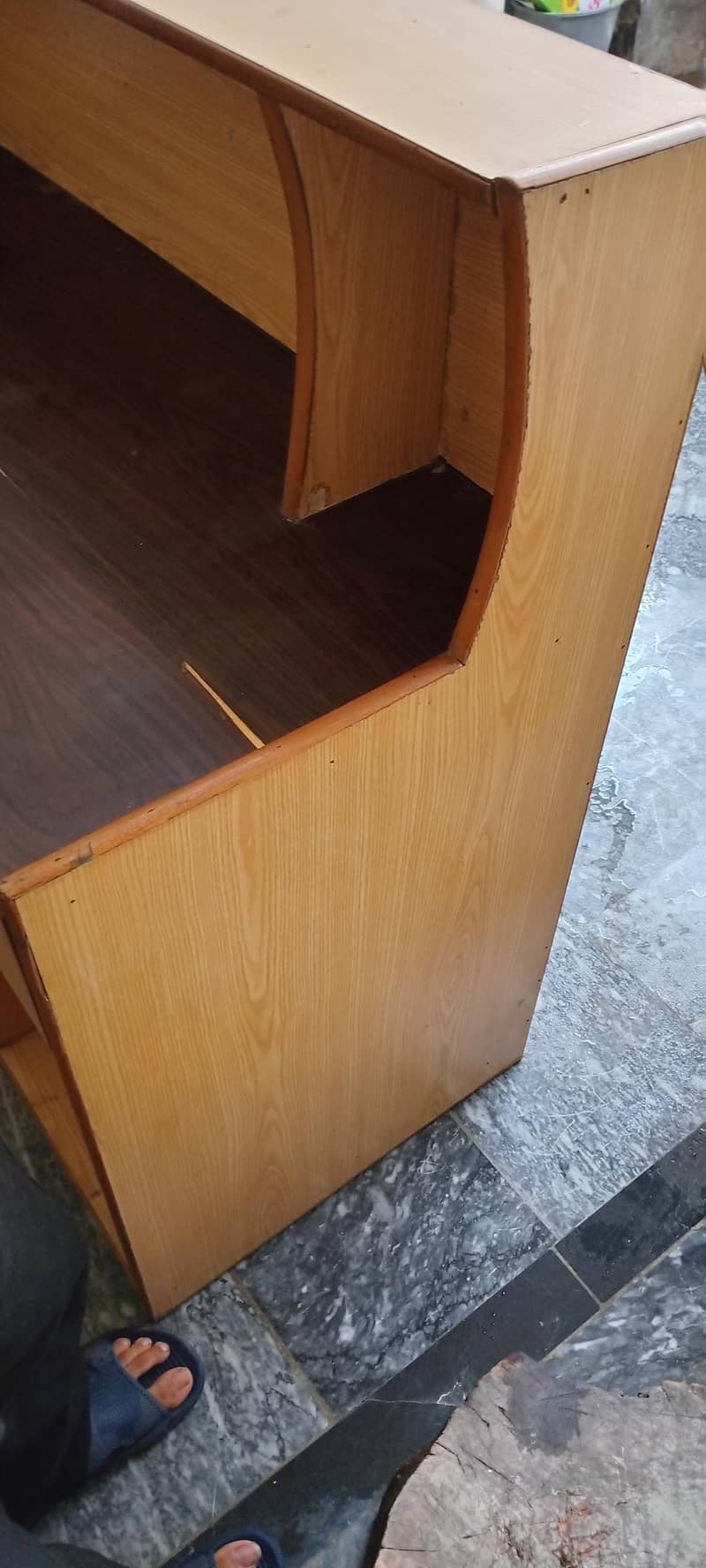 A solid study table 4