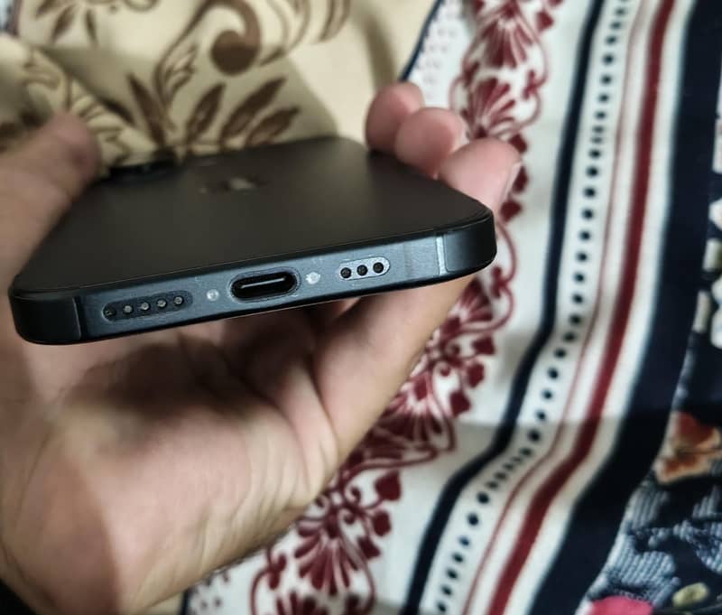 Apple iPhone 16 3