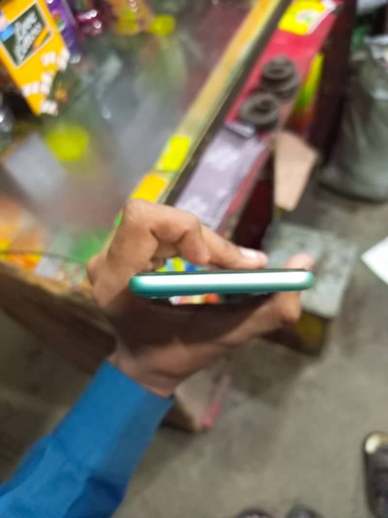Apple iPhone 11 4