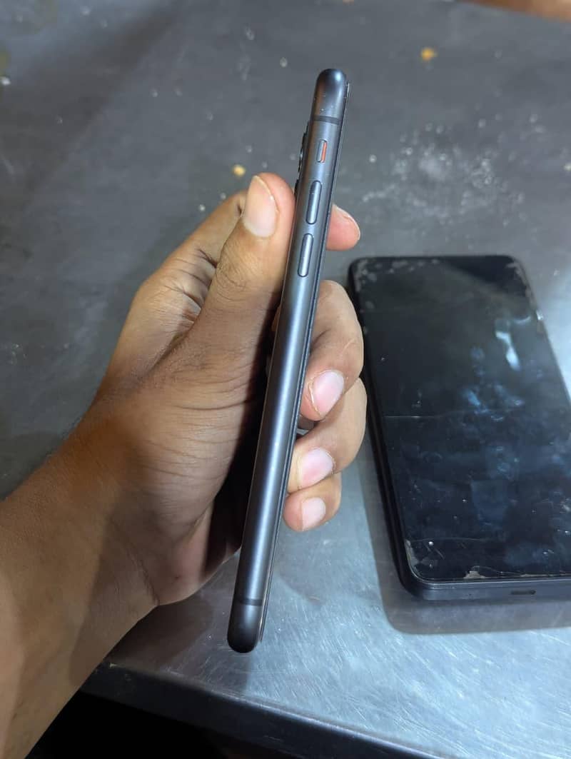 Apple iPhone 11 3