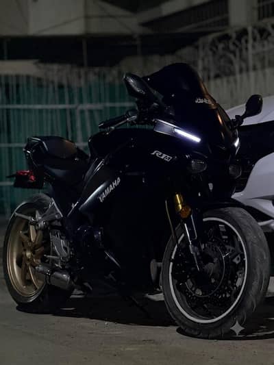 Yamaha R1 replica with inline 4 cylinder