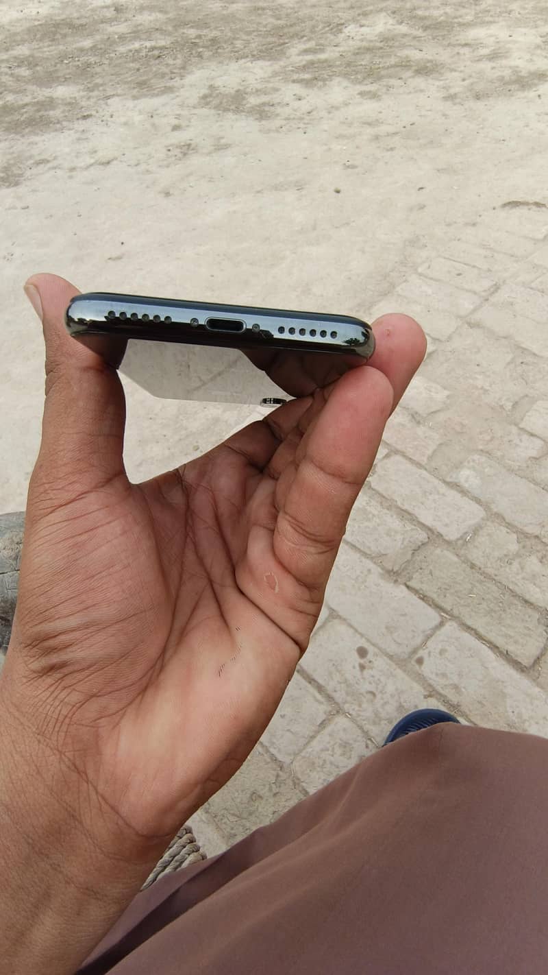 Apple iPhone X 4