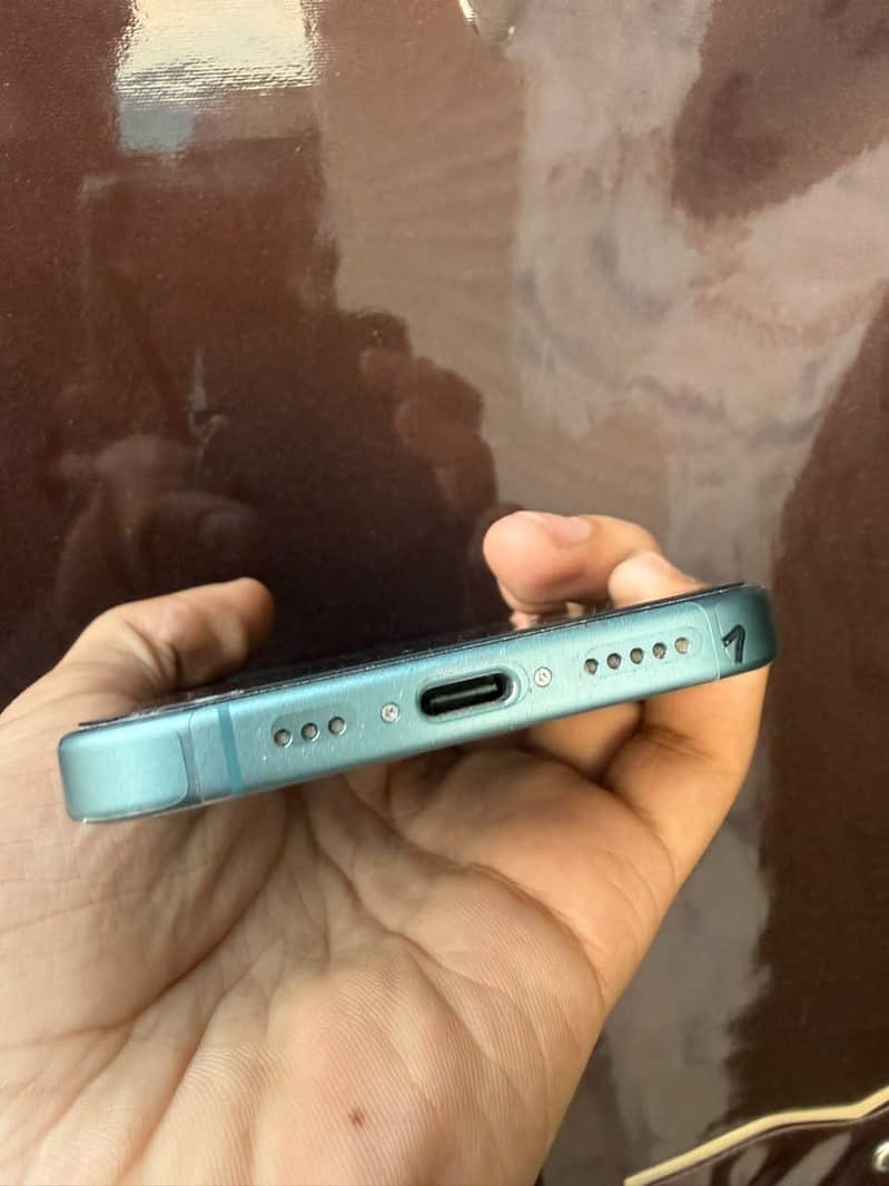 Apple iPhone 16 2
