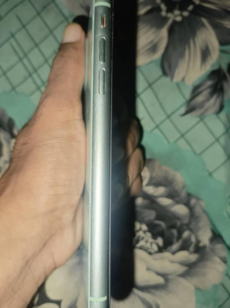 Apple iPhone 11 3