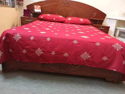 Queen Size Wooden Bed read detail