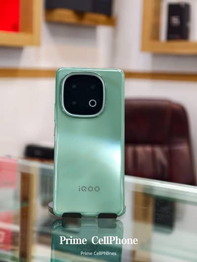 iQOO 13 — Flagship Performance Beast /