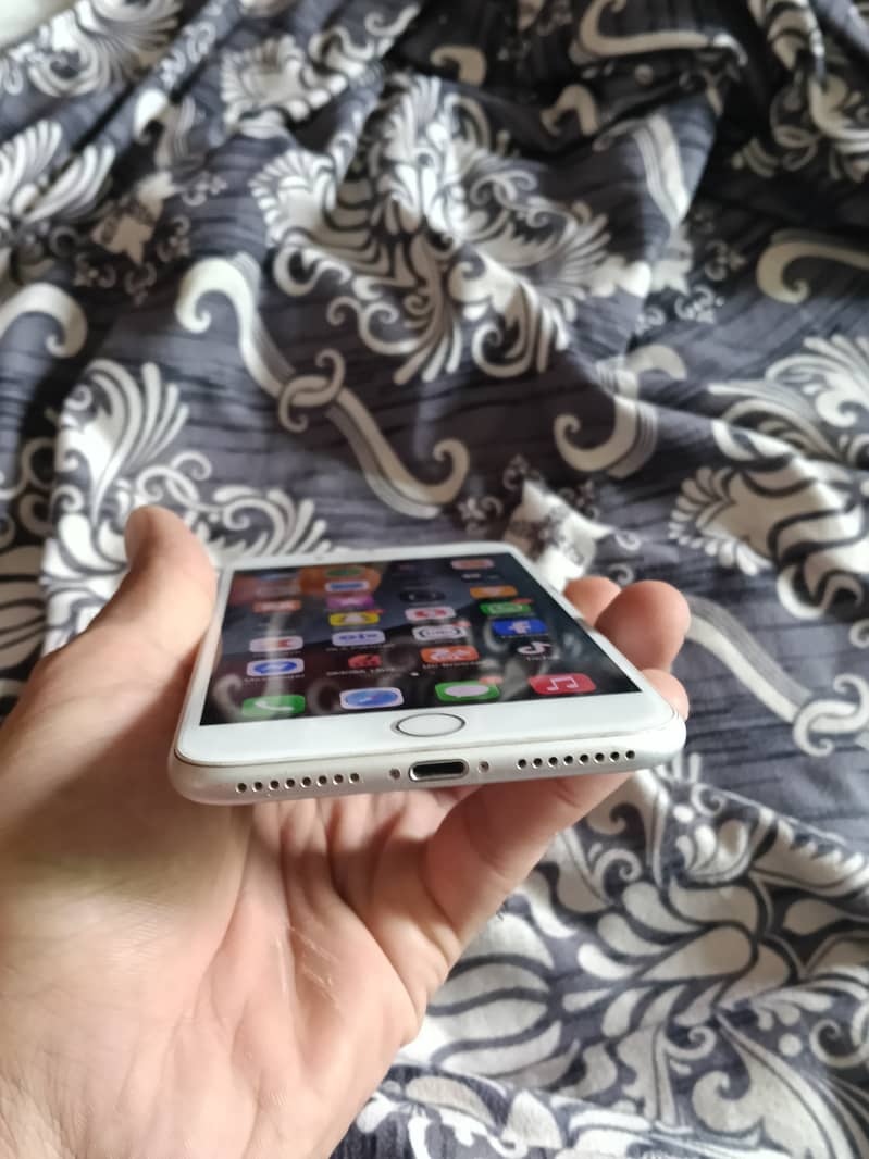 Apple iPhone 7 Plus 1