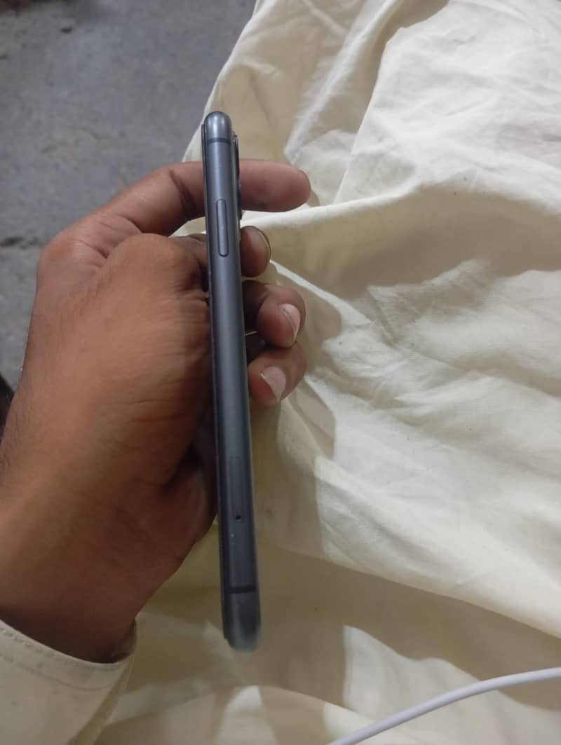 Apple iPhone 11 4