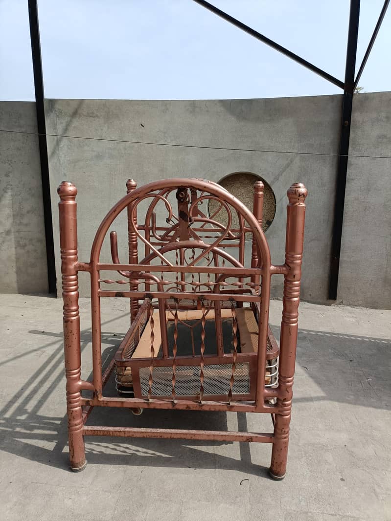مضبوط لوہے کا جھولا بیڈ – Swing Bed 2