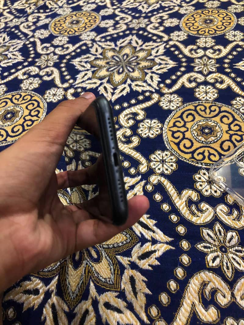 Apple iPhone 11 4
