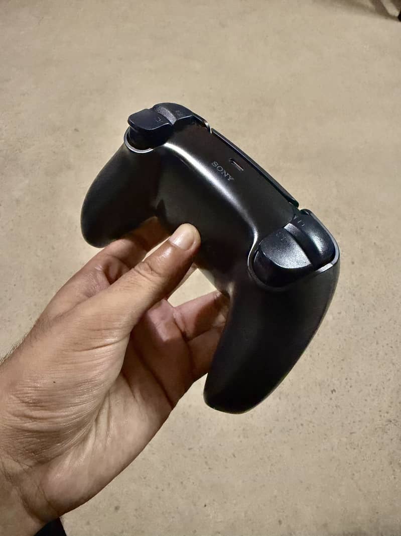 Ps5 controller Black used 1