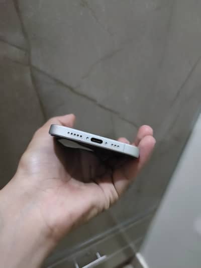 Apple iPhone 16