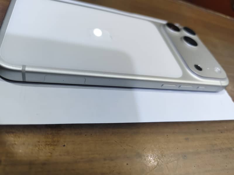 Apple iPhone 17 Pro Max 6