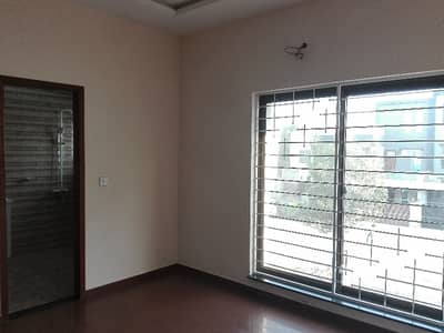 Get This Amazing 10 Marla House Available In Bahria Town - Sector C