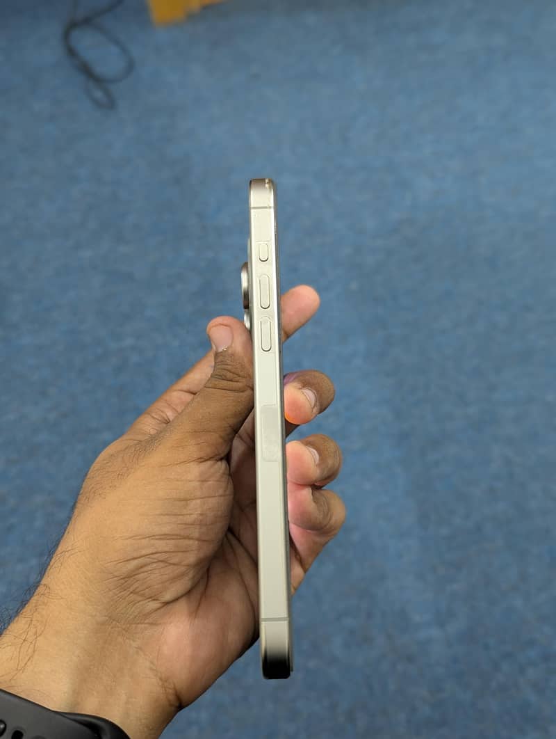 Apple iPhone 15 Pro Max 4