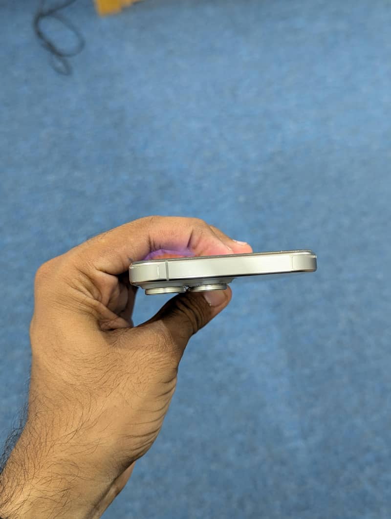 Apple iPhone 15 Pro Max 6