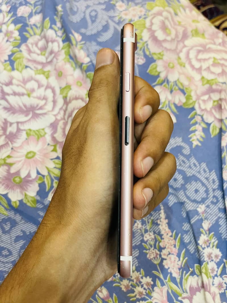 Apple iPhone 7 0