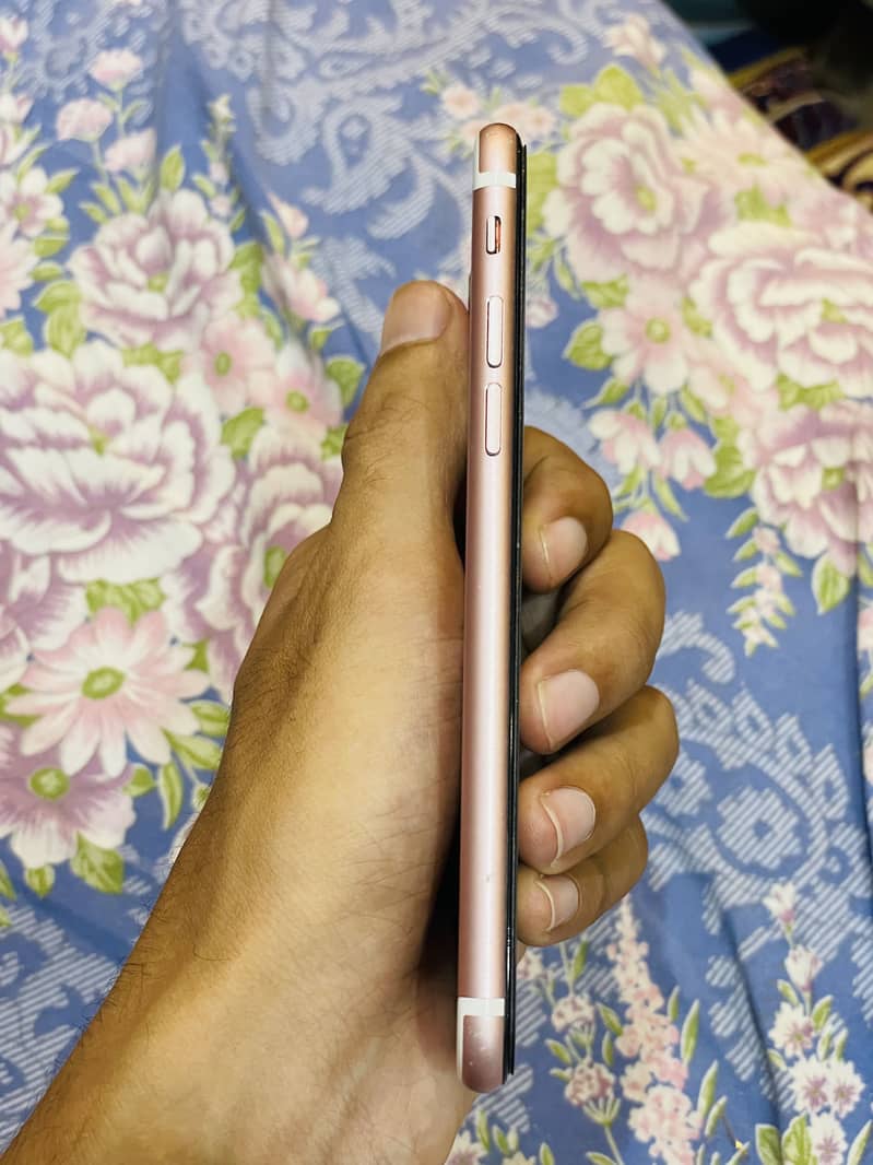 Apple iPhone 7 2