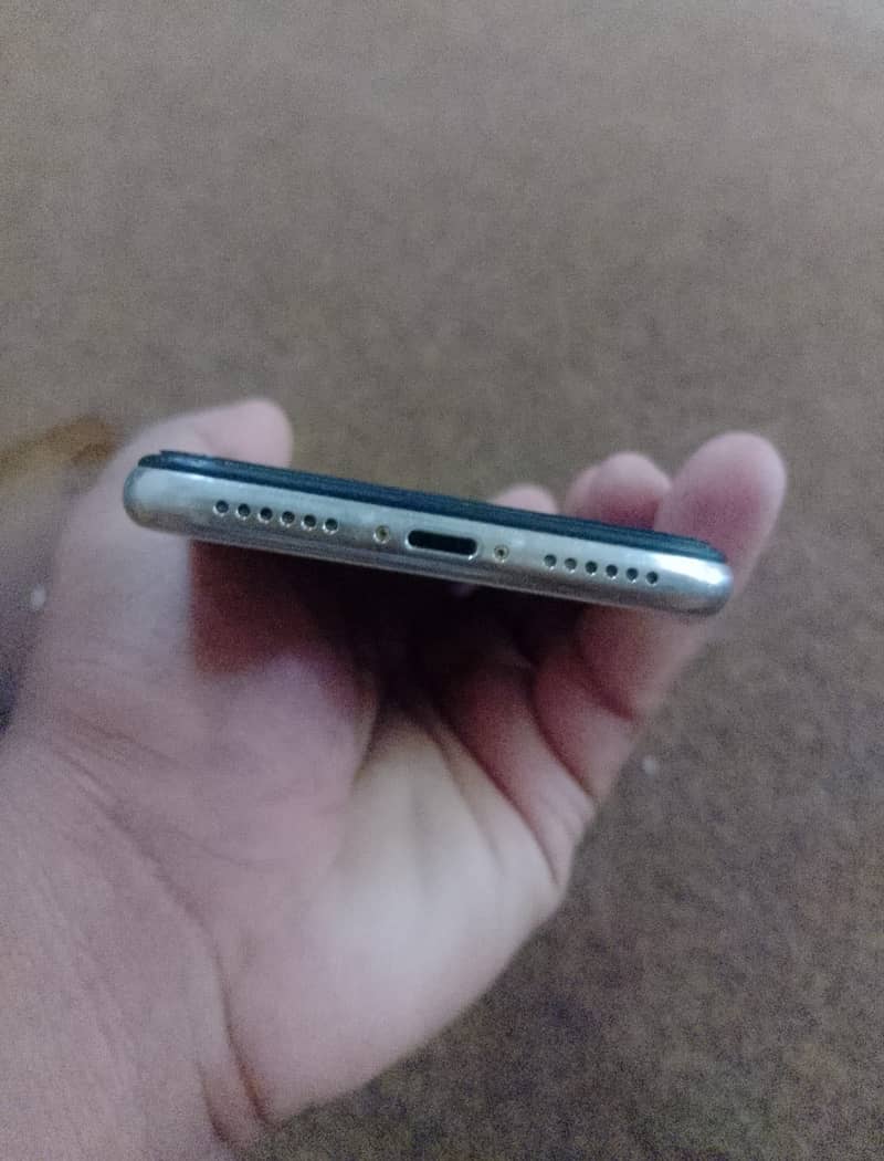 Apple iPhone X 4
