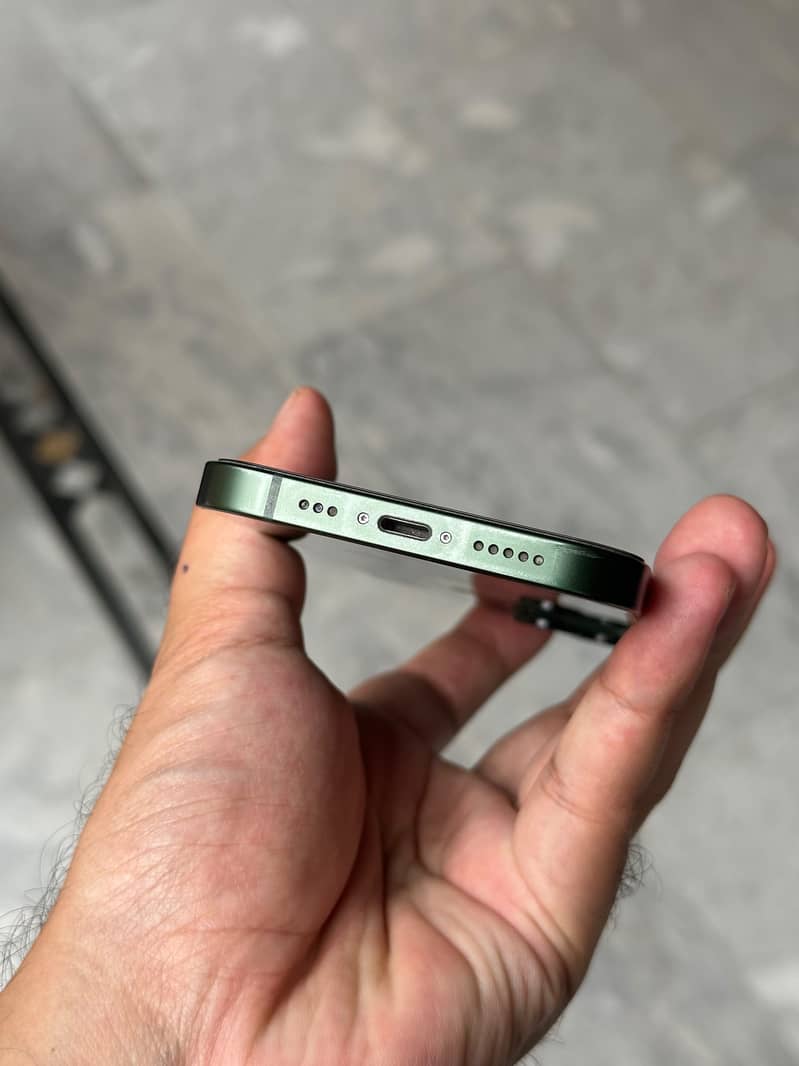Apple iPhone 13 2