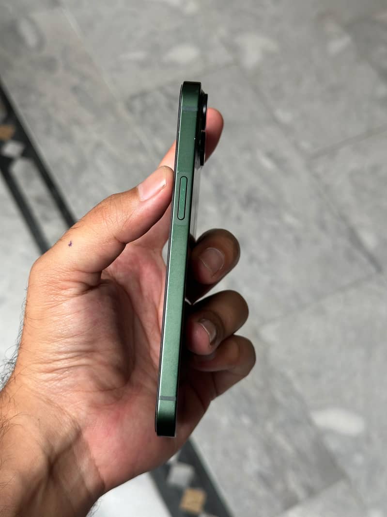 Apple iPhone 13 5