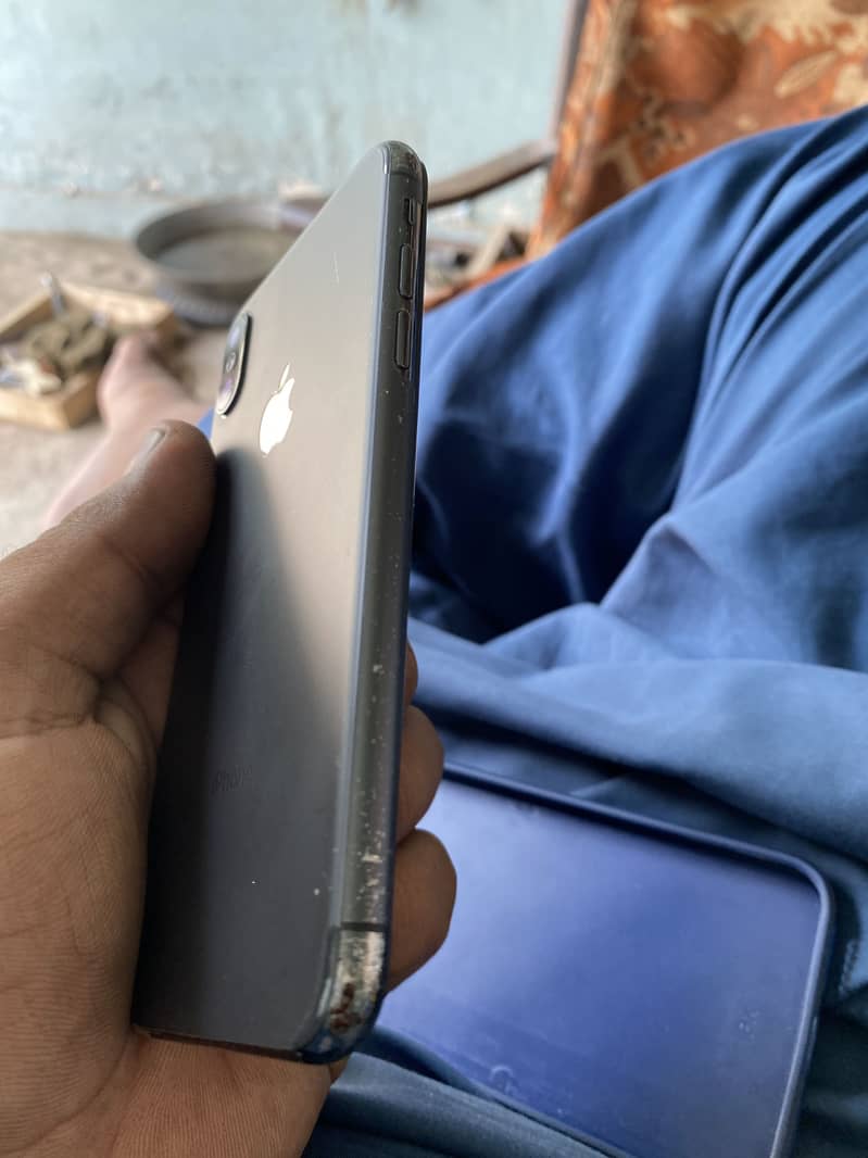Apple iPhone X 4