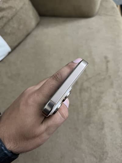 Apple iPhone 16 Pro Max Back broken