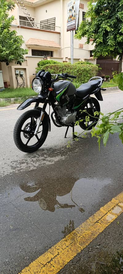 YAMAHA YBR 125G graphics 2025 wale Hain 2024 ka last month la th