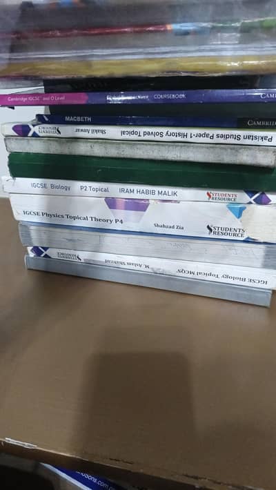 o level ig1 ki all books roots school ki majood hn