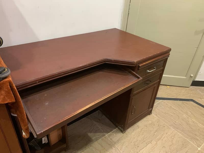 large wooden table /computer table 3