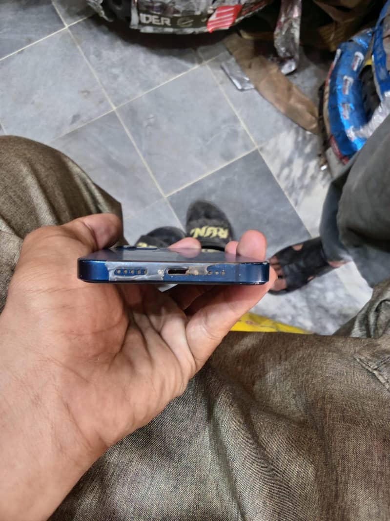 Apple iPhone 12 4