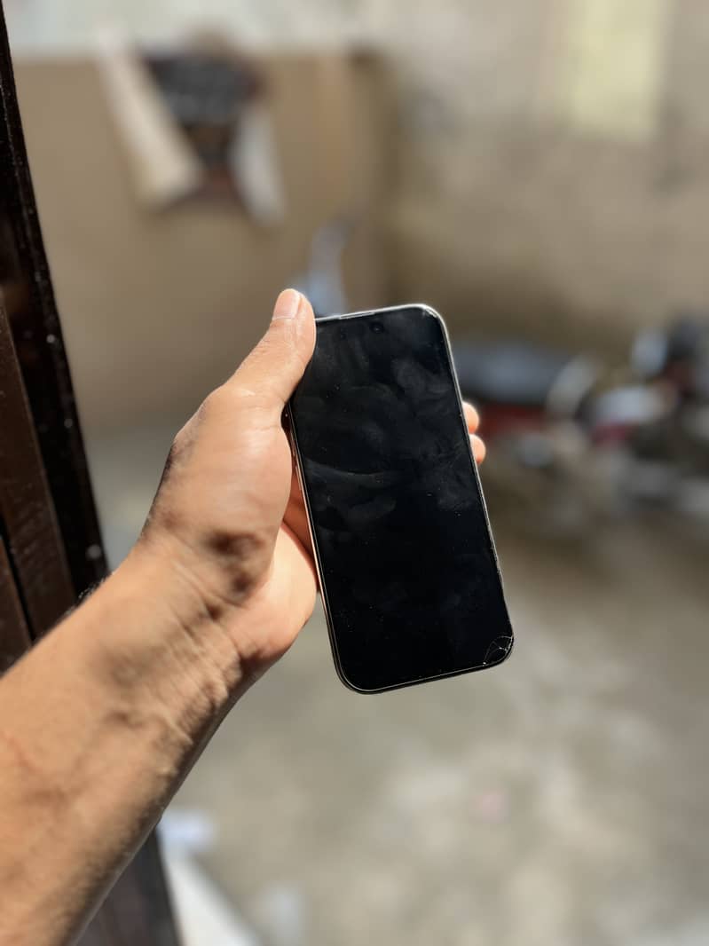 Apple iPhone 16 Pro 3