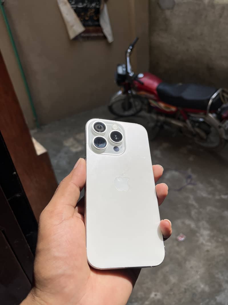 Apple iPhone 16 Pro 4