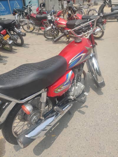 Honda 125cc bike Red color for sale totally genuine